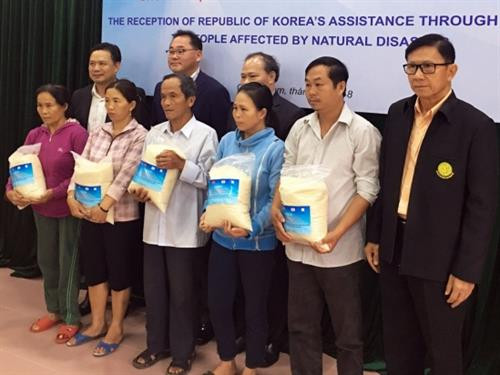 收到韩国政府捐赠大米的光南省灾民。（图片来源于网络）