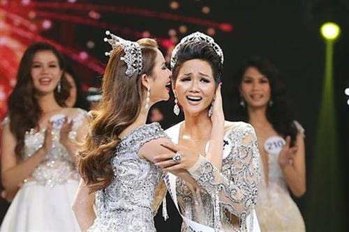 埃地族姑娘成为后冠的主人。（图片来源于互联网）