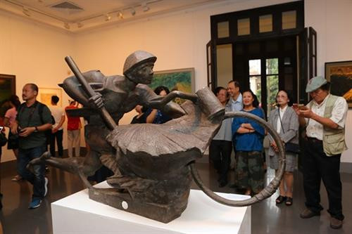 越南美术博物馆举行的“当年的奠边府”美术展 。图自越通社 越南美术博物馆举行的“当年的奠边府”美术展 。图自越通社