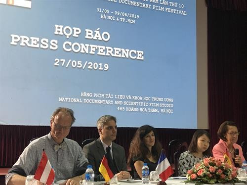 第10届欧洲-越南纪录片电影节组委会代表5月27日在河内举行的新闻公布会。图自https://thegioidienanh.vn