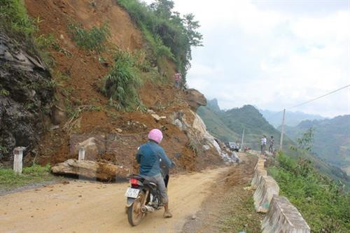 洪水导致山罗省多条公路交通中断。（图片来源：越通社）