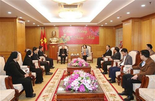 中央民运部部长张氏梅会见兴化教区代表团。图自越通社