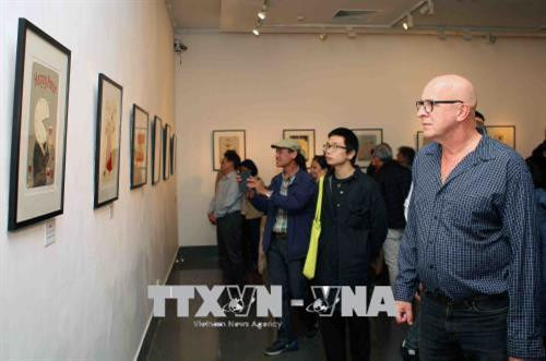 捷克著名画家吉利·斯里瓦 (Jiri Sliva)代表作品展参观者。越通社记者 青松 摄 捷克著名画家吉利·斯里瓦 (Jiri Sliva)代表作品展参观者。越通社记者 青松 摄