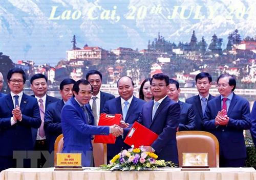 越南政府总理阮春福出席老街省人民委员会与Bitexco集团合作协议的签字仪式。图自越通社