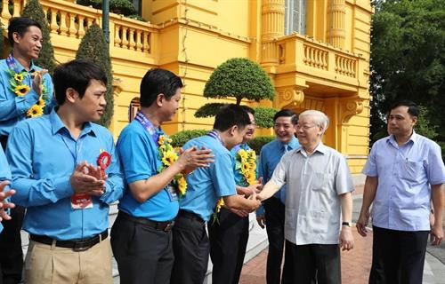 越共中央总书记、国家主席阮富仲会见优秀工会干部代表团。图自越通社 越共中央总书记、国家主席阮富仲会见优秀工会干部代表团。图自越通社