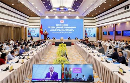 政府总理与企业会议场景。图自越通社