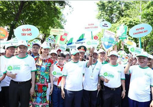 越南政府总理阮春福(第一排右四)出席全国反塑料垃圾运动启动仪式。图自越通社 越南政府总理阮春福(第一排右四)出席全国反塑料垃圾运动启动仪式。图自越通社