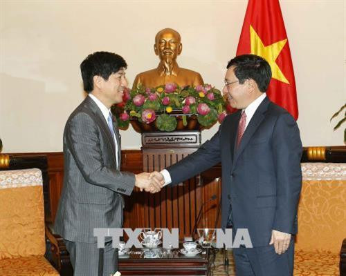 越南政府副总理兼外长范平明（右）与日本外务省副大臣中根一幸。越通社记者 文碟 摄