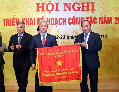 阮春福向统计总局局长阮碧林授予竞赛锦旗。（图片来源：越通社）