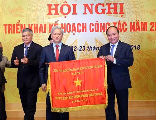 阮春福向统计总局局长阮碧林授予竞赛锦旗。(图片来源:越通社) 阮春福向统计总局局长阮碧林授予竞赛锦旗。(图片来源:越通社)