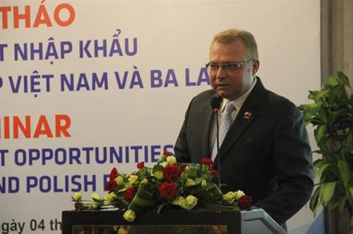 波兰投资贸易局驻胡志明市办事处首席代表Piotr Harasimowicz发表讲话。图自越通社