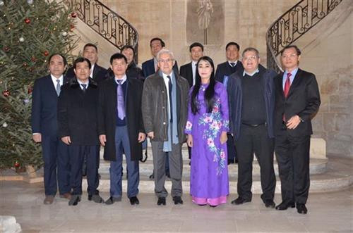 永福省投资促进代表团和诺曼底大区代表合影。图自越通社