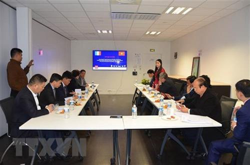永福省投资促进代表团与诺曼底管理学院代表团举行会议。图自越通社