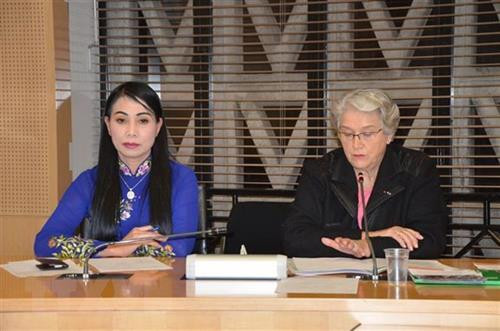 法国经济社会和环境委员会主任Eveline Duhamel（右）。图自越通社