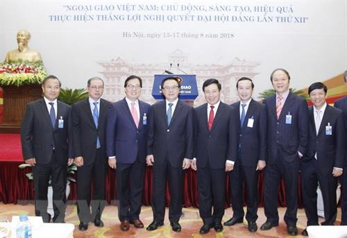出席第30届外交会议的与会代表合影。 图自越通社