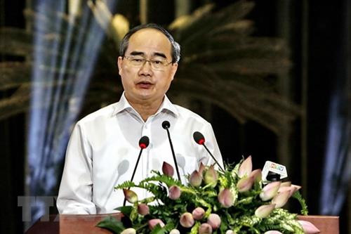 越共中央政治局委员、胡志明市省委书记阮善仁在见面会上发表讲话。（图片来源：越通社）