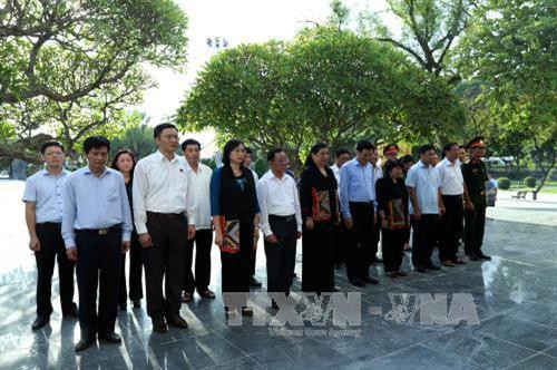 丛氏放一行在当地各烈士陵园敬香。(图片来源：越通社）