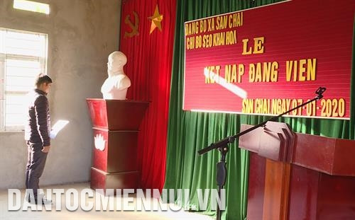 老街省新马街县散寨乡潇开化村一场纳新党员仪式。记者 国庆 摄 截止2019年底，新马街县已有43个基层党组织，其中有1184名党员为少数民族群众。记者 国庆 摄
