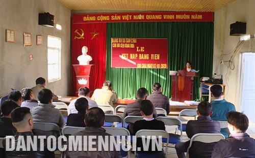 老街省新马街县散寨乡潇开化村一场纳新党员仪式。记者 国庆 摄 截止2019年底，新马街县已有43个基层党组织，其中有1184名党员为少数民族群众。记者 国庆 摄