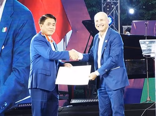河内市人民委员会副主席荣获意大利的功绩勋章。图自hanoi.gov.vn 河内市人民委员会副主席荣获意大利的功绩勋章。图自hanoi.gov.vn
