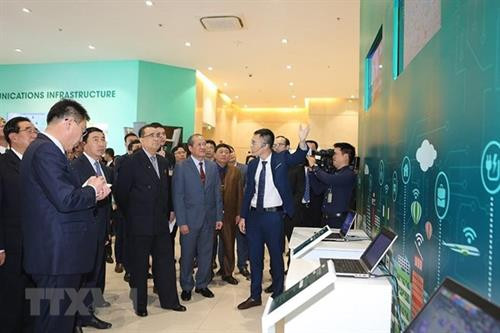 朝鲜高级代表团已前往河内市和乐高科技园区参观越南军队电信集团的民事设备研究生产基地。图自越通社