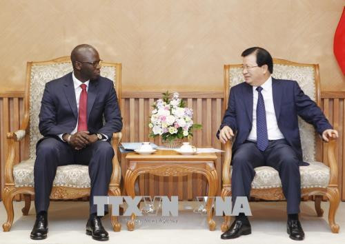 越南政府副总理郑廷勇(右)会见世行驻越首席代表奥斯曼·迪奥。越通社记者 林卿 摄 越南政府副总理郑廷勇(右)会见世行驻越首席代表奥斯曼·迪奥。越通社记者 林卿 摄