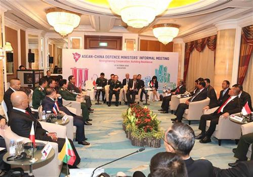 双方会晤场景。图自越通社