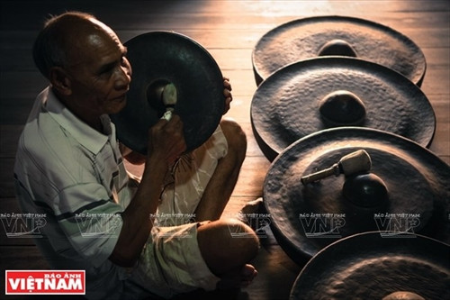 骏村长老伊东朗检查钲的声音。 骏村长老伊东朗检查钲的声音。