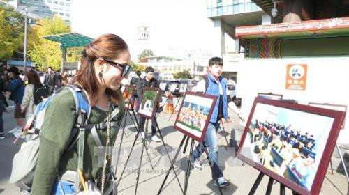 参展的游客。（图片来源：越通社）