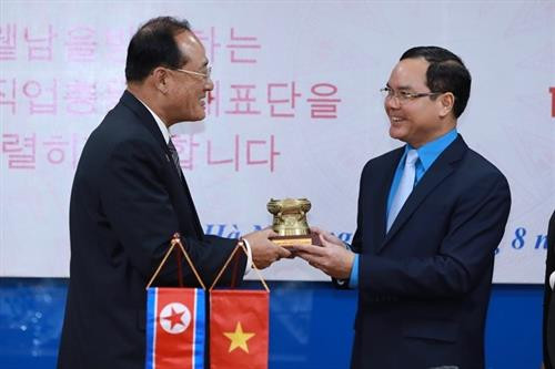 越南劳动总联合会主席阮廷康向朝鲜劳动党中央委员、职业同盟委员长朱永吉赠送礼物。图自互联网