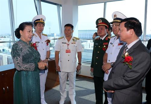 越南国会主席阮氏金银与西贡新港总公司领导握手。图自越通社