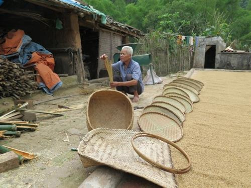 林兆金及其制作的竹编用具。（图片来源：互联网）