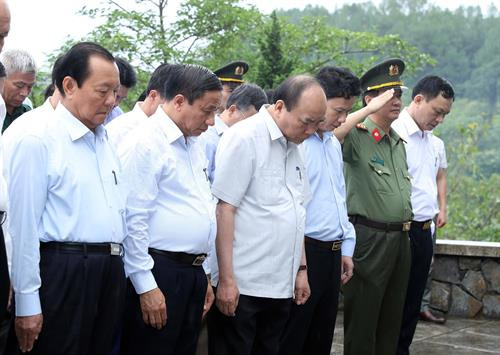 越南政府总理阮春福前往已故越共中央总书记陈富遗址区进香和敬献花圈。越通社记者 统一 摄