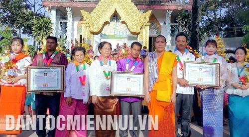 举行功德衣供奉仪式的每个家庭都得到寺庙记下功德。记者 争多摄 举行功德衣供奉仪式的每个家庭都得到寺庙记下功德。记者 争多摄