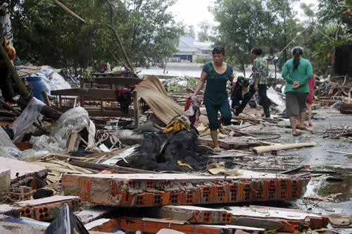 金瓯省大雨携带龙卷风已吹走600间房屋的屋顶。图自越通社