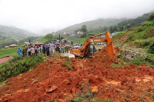 暴雨导致山体滑坡，使老街省一人死亡。图自越通社
