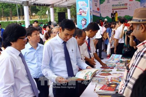 图书节已吸引众多读者前来参观，购书。（图片来源：越通社）