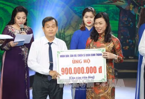 各单位、组织和个人向“情系家乡海洋岛屿——情系祖国前线”基金会捐款。（图片来源：越通社）