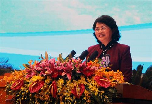 越南国家副主席邓氏玉盛在会上发表讲话。（图片来源：越通社）