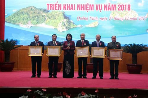 越南国家副主席邓氏玉盛向广宁省优秀个人和集体颁发劳动勋章和奖状。（图片来源：越通社）