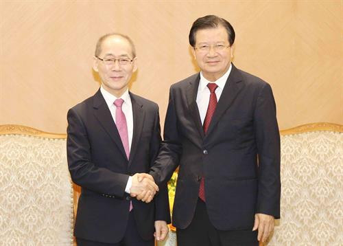 越南政府副总理郑廷勇会见联合国政府间气候变化专门委员会（IPCC）主席李会晟。图自越通社
