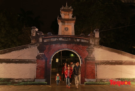 “河内心中的广平省”文化旅游推介活动期间,游客们参观“广平关”模型(图片来源:因特网) “河内心中的广平省”文化旅游推介活动期间,游客们参观“广平关”模型(图片来源:因特网)