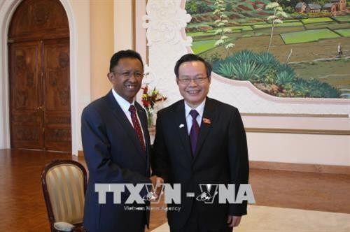 国会副主席冯国显（右）与马达加斯加总统拉乔纳里马曼皮亚尼纳。（图片来源：越通社）