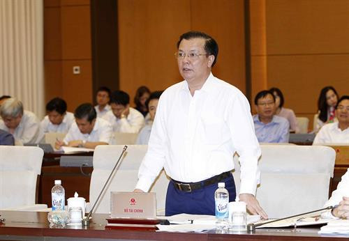 财政部长丁进勇在会上发表讲话。(图片来源:越通社) 财政部长丁进勇在会上发表讲话。(图片来源:越通社)