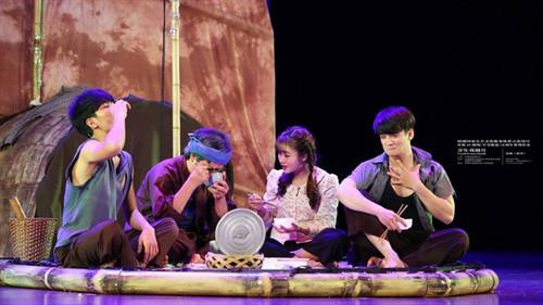 越南话剧《渴望》剧照。( 图片来源:《人民报》) 越南话剧《渴望》剧照。( 图片来源:《人民报》)