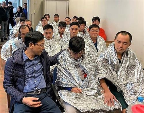 获救的船员。图自越通社