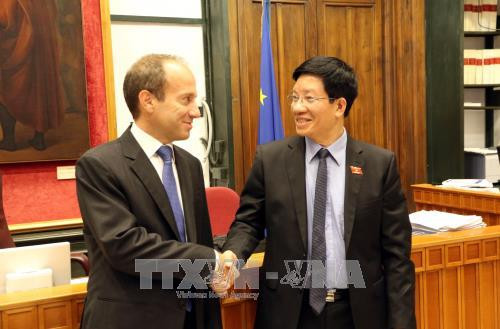 越南国会办公厅副主任范廷瓒（右）与意大利众议院宪法事务委员会主席塞尔索·安德烈·马齐奥蒂。（图片来源：越通社）
