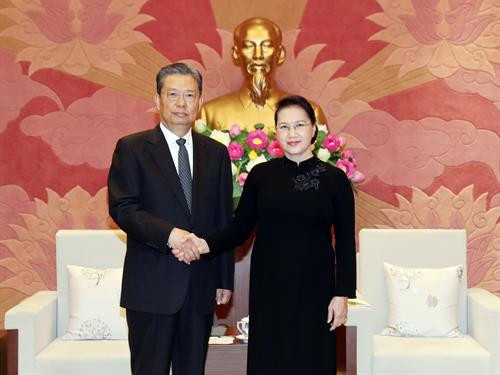 国会主席阮氏金银会见中共中央纪检委员会书记赵乐际。（图片来源：越通社）