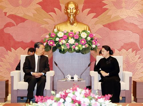 国会主席阮氏金银会见中共中央纪检委员会书记赵乐际。（图片来源：越通社）