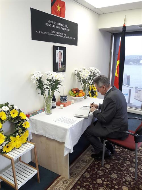 越南驻新德里大使馆代表团前来吊唁陈大光。(图片来源:越通社) 越南驻新德里大使馆代表团前来吊唁陈大光。(图片来源:越通社)